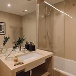 Annunziata - 1 Bedroom And Parking In Alvalade 아파트 리스본